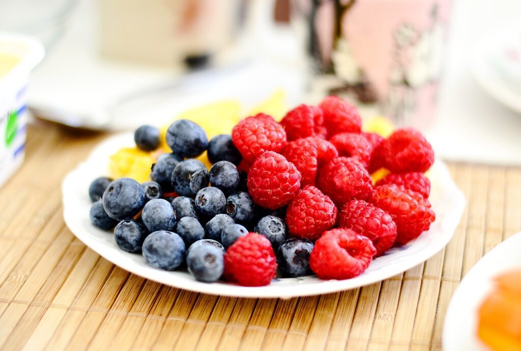 berries, plate, fresh-1838314.jpg