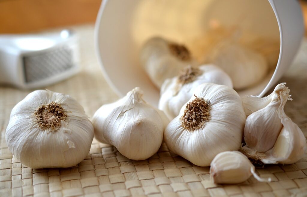 garlic, garlic cloves, kitchen-545223.jpg